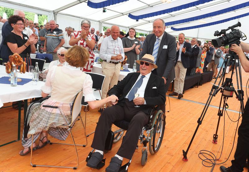 Noch ein Grund zum Jubeln und für Standing Ovations zum 125-Jahre-Fest bei Mayr Antriebstechnik: Seniorchef Fritz Mayr (96) kam trotz des Trubels und der Hitze überraschend ins Festzelt. (Bild: Mayr Antriebstechnik)