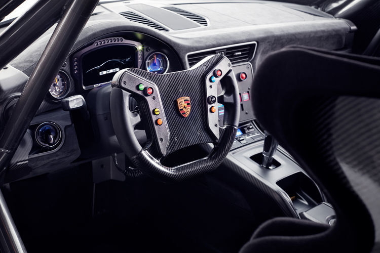 Das Carbon-Lenkrad und das dahinterliegende Farbdisplay übernimmt der 935 vom 911 GT3 R des Modelljahres 2019.  (Porsche)