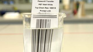 Die Etiketten widerstehen, einschließlich ihrer Thermotransfer-Eindrucke, selbst aggressiven Chemikalien.  (Bild: Avery Dennison, ADPR068)