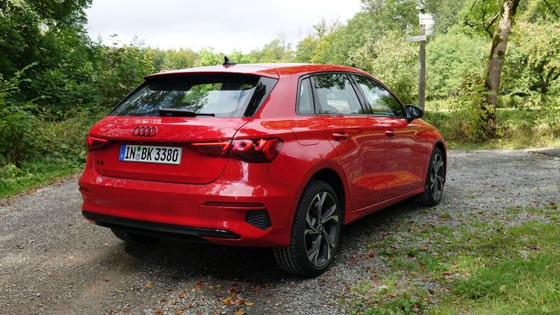 Dazu gehörte unter anderem der Lack „Tangorot Metallic“, der dem Ingolstädter einen durchaus dynamischen Auftritt verpasst. (Bild: Schreiner/»kfz-betrieb«)