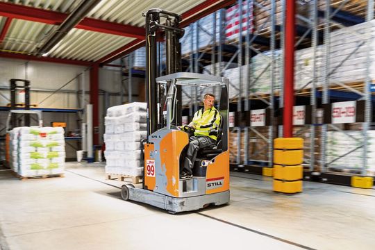 Ist die Lagerverwaltung webbasiert, wird vieles für Speditionen und andere Logistikunternehmen einfacher, IT-Know-how wird nicht mehr benötigt. Ist die Lagerverwaltung webbasiert, wird vieles für Speditionen und andere Logistikunternehmen einfacher, IT-Know-how wird nicht mehr benötigt.