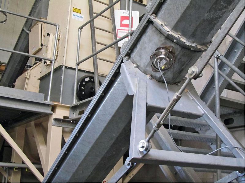 Messung des Feuchtgehalts von Holzspänen in einer Förderschnecke. (Bild: Mütec)