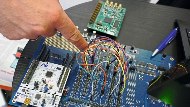 Hand anlegen: Auf dem ESE Kongress 2026 können Entwickler erstmals auf einem Hackathon ihre Kenntnisse und ihren Erfindungsreichtum auf einem Rust-Hackathon direkt unter Beweis stellen.(Bild:  Nicolas Det / VCG)