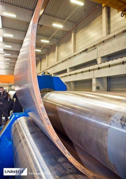 Mit einem Gewicht von rund 620 t ist die Vier-Walzen-Biegemaschine von Uniweld Maschinenbau ein echter Gigant. (Bild: SKF)