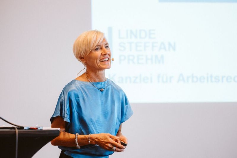 Stefanie Prehm, Anwältin für Arbeitsrecht, gibt fachkundige Tipps und Tricks für den IT-Arbeitsalltag. (Bild: REINER SCT)