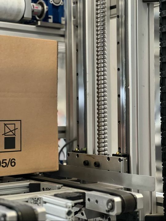 (In der Mitte der Kugelgewindetrieb, rechts und links befinden sich zwei Kompaktführungen mit Längen von etwa 2'200 Millimetern.Bild: Scheuermann + Heilig)