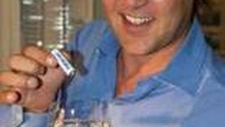 Firmenchef Niels Bakker mit seiner Batterie, die mit Wasser, Bier oder Limo aufgeladen werden kann. (Bild: Hippo Batteries)