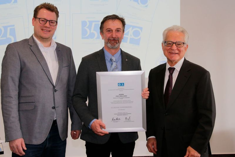 Silberne Ehrennadel: (v.li.) Hauptgeschäftsführer Carsten Beuß, Fritz Beilharz und Präsident Harry Brambach. (Bild: Kfz-Gewerbe Baden-Württemberg)