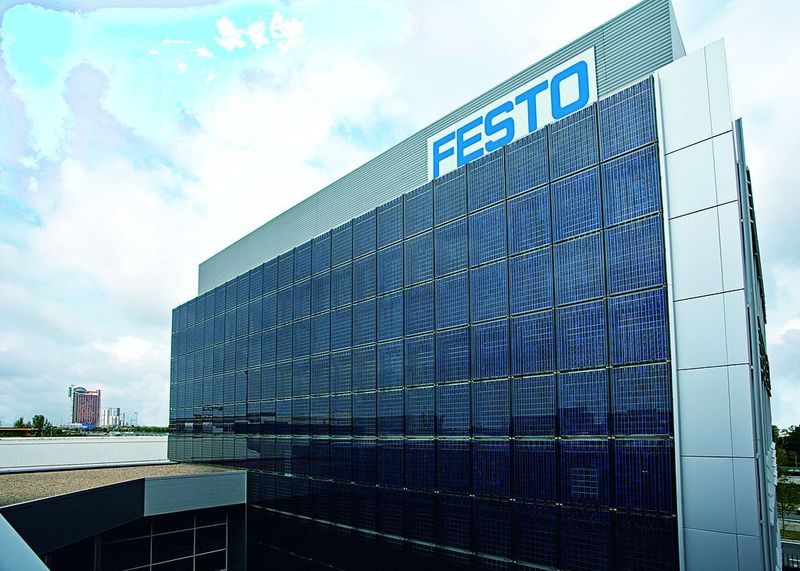 Nicht nur diejenigen, die große Außenfassaden mit Photovoltaik-Modulen bestücken, wollen wissen, was nach Ablauf der Lebensdauer mit den Modulen passiert. Bild: Festo (Archiv: Vogel Business Media)