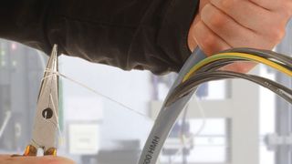 Kinderleichtes Abmanteln von Leitungen ohne Verletzungsgefahr der Adern. (Bild: Helukabel)