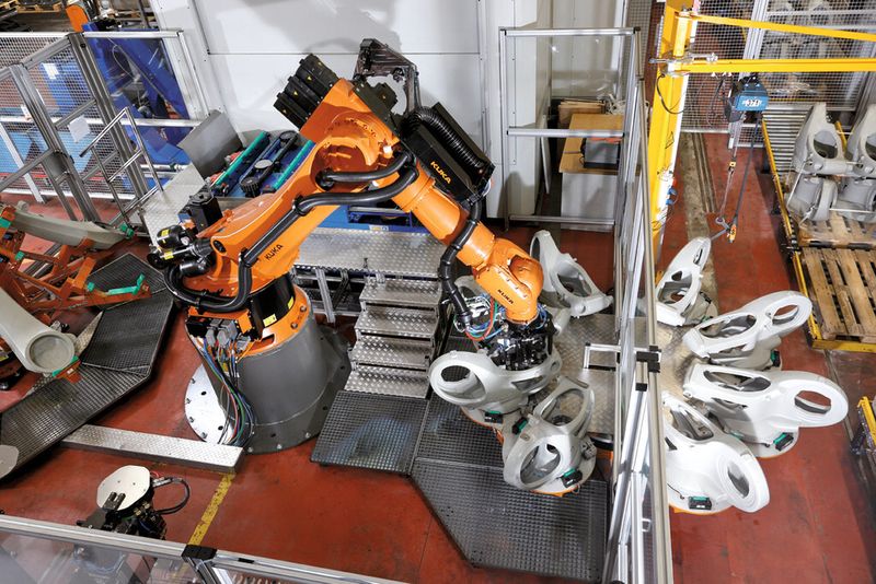 Bild 2: Nach dem Greiferwechsel kann der Roboter das Karussell vom Schwenktisch, der als Materialzuführung dient, aufnehmen. (Bild: Kuka)