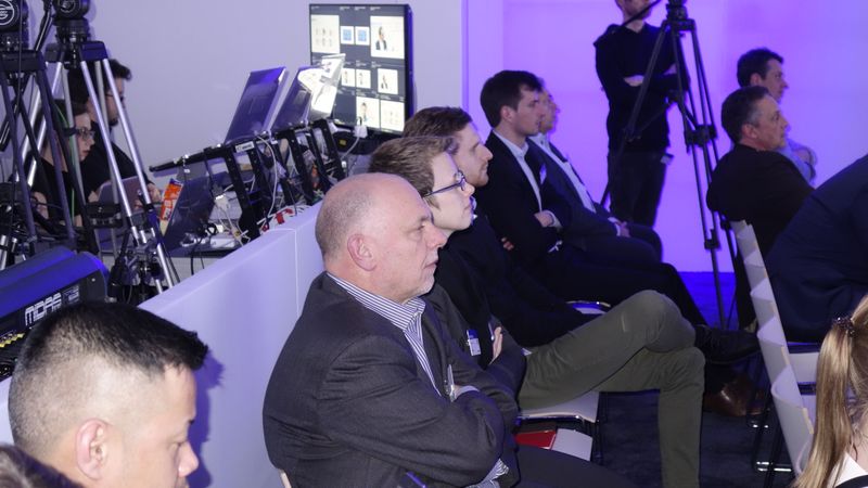 Frank Kalisch, Samsung, hört gespannt zu. (Bild: IT-BUSINESS)