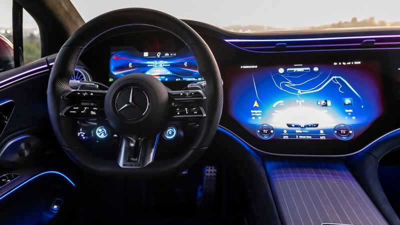 Das in diversen Ansichten konfigurierbare Cockpit des EQS hat AMG um ein paar Performance-Darstellungen erweitert. (Bild: Mercedes-Benz)