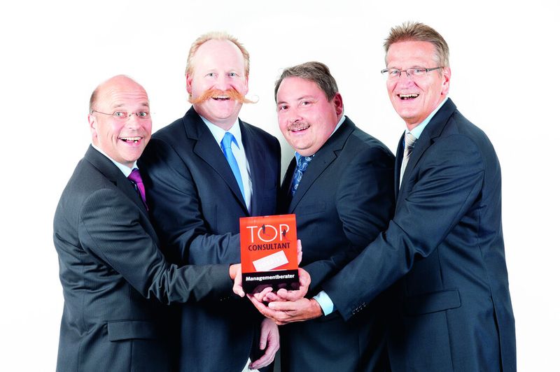 Die Geschäftsführung des Kaizen Institute in Deutschland freut sich über die Auzeichnung mit dem Award Top Consultant 2012/13. (Bild: Kaizen Institute)