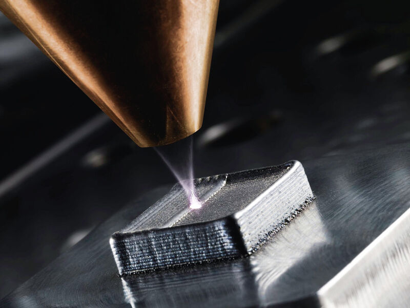 Mithilfe des Laserstrahls entsteht aus beliebigem Metallpulver zeilenweise ein 3D-Bauteil, das durchaus auch komplex sein kann. Trumpf will auf diese Weise bald Komponenten im Meterbereich fertigen. (Bild: Trumpf)