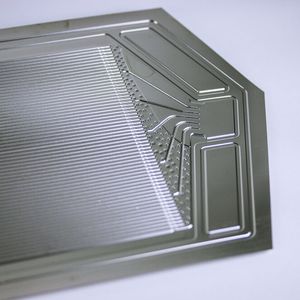 Am Fraunhofer IWU entwickelte, technologieoptimierte Bipolarplatte aus Edelstahl für PEM-Brennstoffzellen.