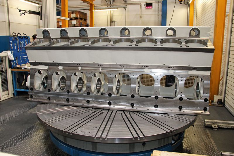 Auf den vier Rüstplätzen werden die Werkstücke auf einer Palette gerüstet (im Bild ein Motorenblock für Diesellokomotiven), die dann in den Palettenbahnhof fährt und in die jeweilige Maschine gefahren werden kann. (Bild: Sonnenberg)