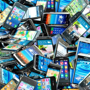 1. Geräte-Mix (Device-Mesh): Die Zahl der Geräte, die wir täglich nutzen, steigt. Als einen Trend sehen die Marktforscher daher den sogenannten „Device-Mesh“. Das heißt, bisher isoliert genutzte Geräte sollen immer mehr miteinander verknüpft werden. Verschiedene Geräte wie Smartphones, Wearables und Autos werden mehr miteinander kommunizieren. Unternehmen müssen sich laut Gartner intensiver auf dieses Endgeräte-Netz konzentrieren, das heißt, verschiedene Geräte untereinander besser vernetzen.
