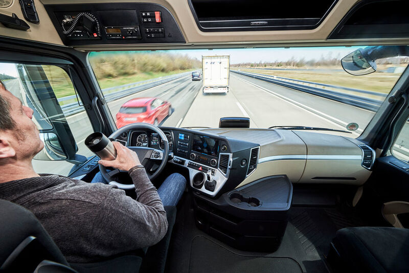 Die elektronische Vehicle-to-Vehicle-Vernetzung (V2V) sichert das teilautonome Fahren und dem Trucker eine Kaffepause ohne Lenkaufgabe. (Foto: Daimler)