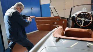 Ein Smartphone, zwei Sachverständige, vier Augen: Per Livestream erstellen die Experten des TÜV Nord digital Wertgutachten für Oldtimer. (Bild:  Schweitzer/»Fahrzeug+Karosserie« )