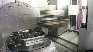 Präzise und zuverlässige 5-Achs-Bearbeitung mit der Mori Seiki NMV 5000 DCG und Automatisierung von Erowa reduziert die Stillstandzeiten der Spindel. (Archiv: Vogel Business Media)