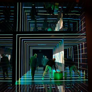 Den E-Mobility-Showroom von AVP Autoland zu betreten, ist ein echtes Erlebnis.(Bild:  Simon/»kfz-betrieb«)