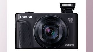 Handlich: Die Canon PowerShot SX740 HS misst 110 x 63,8 x 40 mm und wiegt mit Akku und Speicherkarte 300 Gramm. (Canon)