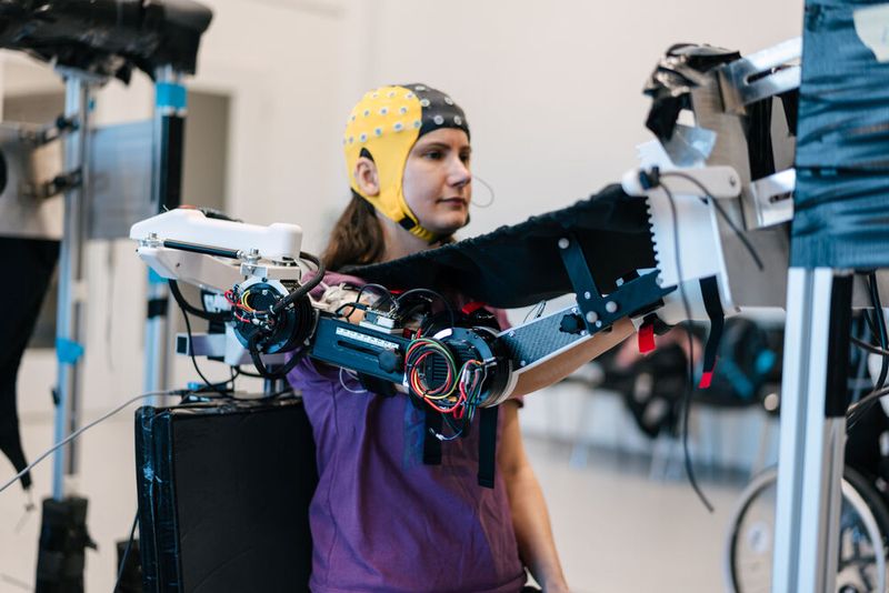 Die Hälfte der Testpersonen hat das Experiment zuvor im Labor mit einem aktiven Exoskelett trainiert. (Bild: DFKI, Jimmy Dao Sheng Liu)