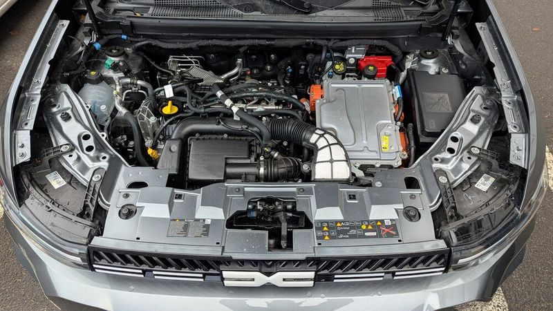 Bei der Antriebstechnik ist die Zeit, in der Dacia ausgesonderte Renault-Motoren auftragen konnte, ebenfalls vorbei. Im Bigster arbeitet die neueste Variante des Renault-Vollhybriden mit 116 kW/155 PS Systemleistung. Alternativ gibt es mehrere Leistungsvarianten eines 1,2-Liter-Dreizylinders, wahlweise mit Autogas. (Bild: Rosenow – VCG)