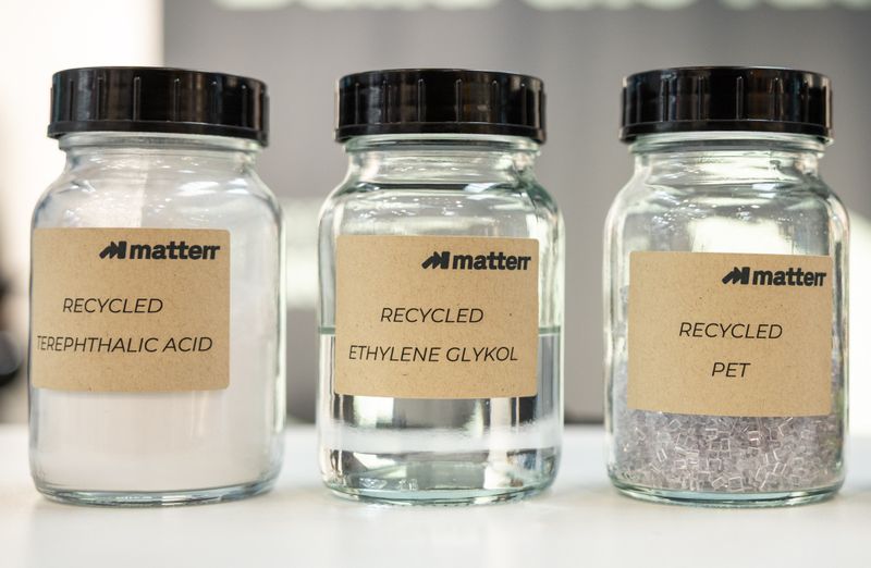 Reciclaje de poliéster: del tejido al monómero y viceversa. La startup Matterr descompone residuos textiles y de embalaje complejos que contienen poliéster en monómeros de calidad virgen.(Bild:  Philipp Herfort Photography/Matterr)