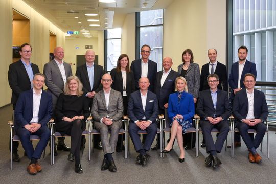 Der zukünftige Vorstand von Pharma Deutschland. Oben vlnr.: Dr. Stefan Koch (Klosterfrau Group), Dr. Andreas Eberhorn (Dermapharm), Dr. Ralf Mayr-Stein (Mylan Germany), Dr. Gabriela Soskuty (B. Braun Melsungen), Erich Nobis (Queisser Pharma), Prof. Dr. Michael Popp (Bionorica), Henriette Starke (Apogepha Arzneimittel), Dr. Dr. Richard Ammer (Medice Arzneimittel Pütter), Christian Hilmer (Janssen-Cilag). Unten v.l.n.r.: Tobias Boldt (Bayer Vital), Babette Reiken (G. Pohl-Boskamp), Dr. Traugott Ullrich (Dr. Willmar Schwabe), Jörg Wieczorek (Hermes Arzneimittel Holding), Dr. Theresa von Fugler (Sanofi-Aventis Deutschland), Dr. Günter Auerbach (Dr. Pfleger Arzneimittel), Sebastian Wachtarz (Abbvie Deutschland). (Bild:  Karin Berneburg / Bildschön)