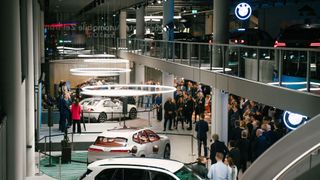 Die Niederlassung Berlin ist fast vollständig nach dem neuen Retailkonzept von BMW umgebaut. Der Neuwagenbereich ist fertig; ab Februar folgt der Umbau im Gebrauchtwagenbereich. (Bild: BMW Group )