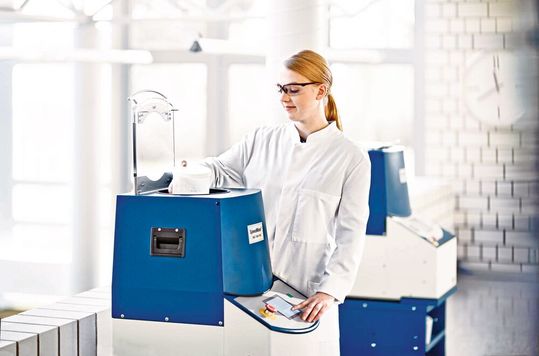 Abb.1: Ein Labormischer, mit dem die Probenvorbereitung im Handumdrehen gelingen soll: der Speed Mixer von Hauschild Abb.1: Ein Labormischer, mit dem die Probenvorbereitung im Handumdrehen gelingen soll: der Speed Mixer von Hauschild