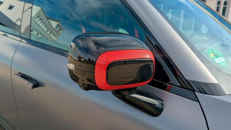 ... roten Details an den Außenspiegeln ... (Bild: Simon – VCG)