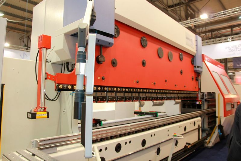 Seine zu 80 % neu entwickelte Abkantpresse Linear Plus 220-4 stellte Schiavi auf der Lamiera 2017 vor. (Itasse)