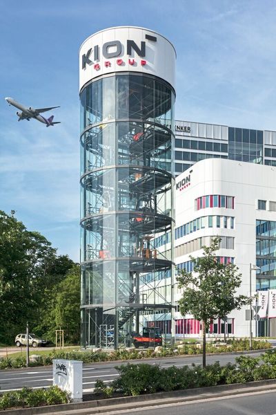 Eine Stahlkonstruktion mit zahlreichen Schraubverbindungen und rund 150 Schweißnähten, für die mit dem Schweißkantenformer TKF 1500 metallisch blanke Fasen erzeugt wurden, bilden die solide Basis für den Kion-Tower. (Huhle)