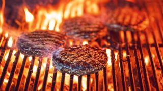 Beim Grillen entstehen auch Schadstoffe und Feinstaub. Fraunhofer Forscher wollen diese Geruchsbelästigung und Gesundheitsgefährdung minimieren (Symbolbild). (Bild: gemeinfrei, Joshua Kantarges)