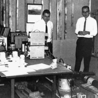 Gründer: ADI wurde gemeinsam von Ray Stata und Matthew Lorber, Kommilitonen am MIT, 1965 gegründet. Gründer: ADI wurde gemeinsam von Ray Stata und Matthew Lorber, Kommilitonen am MIT, 1965 gegründet.