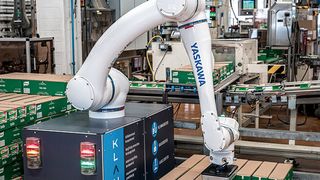 Das Produkt ist von der Rollenbahn entnommen und wird nun lagerichtig auf der Palette positioniert (palettiert). (Bild: Bayer)