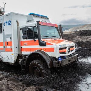 Auch Umbauten zum Rettungswagen lassen sich auf der besonders geländetauglichen Unimog-Basis realisieren.(Bild:  Daimler Truck)