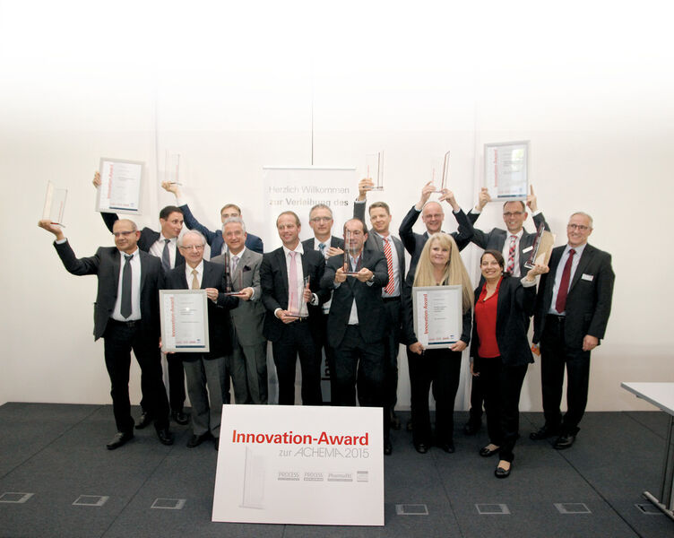 We are the champions: Group shot of the winners of the eight categories of the Innovation Awards. (Schäffner)