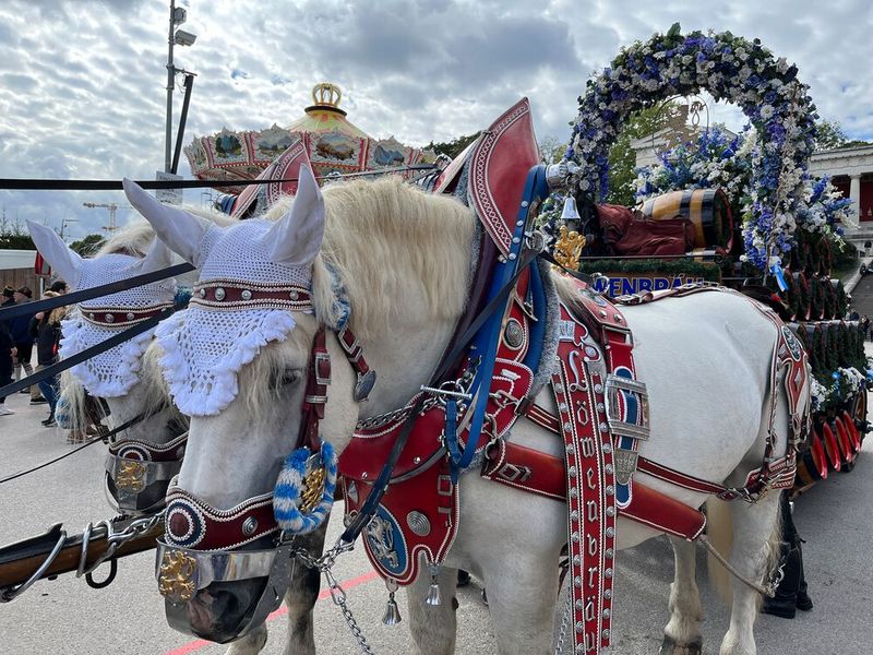 Tradition auf der Wiesn - auch die Pferde haben sich für das Fest hübsch gemacht. (Bild: Vogel IT-Medien GmbH)