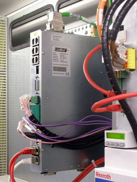 Der Regler E1400 mit direkter Netzeinspeisung vorsorgt den Linearmotor P10-70 mit ausreichend Energie. Für die Anbindung an die Bewegungssteuerung stehen diverse Schnittstellen wie Sercos III (im Bild), Profinet oder Powerlink zur Verfügung. (Roßmann/NTILinmot)