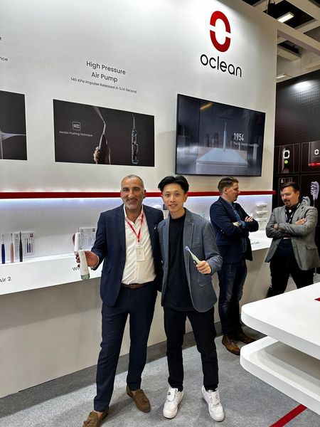 Turgut Altiparmak und Sihao Liao (Oclean) wissen, wie wichtig ein strahlendes Lächeln nicht nur für das Business ist. (Bild: Vogel IT-Medien)