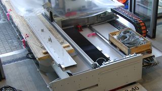 Beim Testtransport wurde ein 40 t schweres Mehrspindel-Bearbeitungszentrum durch die Produktionshalle an den Standort gebracht. (Bild: HTS)