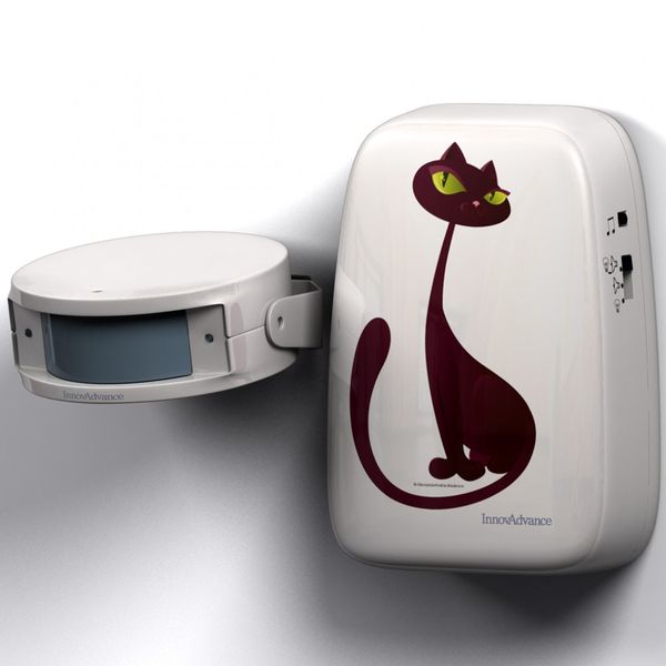 Bei www.radbag.de gibt es eine Katzenklingel für 24,95 Euro. Das Prinzip ist ganz einfach: Dort wo die Katze normalerweise wartet, klassischerweise vor der Haustüre, bringe ich einen Infrarotsensor an. Sitzt die Katze dort und wartet, geht im Haus die drahtlose Alarmklingel los. Keine Angst, es gibt zehn unterschiedliche Klingeltöne (von ‚Ding Dong' bis ‚Miau') und bei Bedarf kann sie auch auf nur blinken eingestellt werden. So sehen wir sofort, wann sie rein möchte. ( www.radbag.de)
