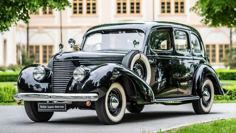 Ein Škoda Superb 3000 OHV (Typ 924) aus dem Jahr 1939. Die „3000“ deuten auf den Hubraum hin, der gegenüber den Vorgängermodellen abermals vergrößert worden war. Der Sechszylindermotor leistete nun aus 3137 cm³ 85 PS (62 kW). Bis dahinn entstand gerade einmal eine dreisteillige Zahl an Fahrzeugen. Das änderte sich mit Kriegsbeginn, als Škoda entsprechende Varianten als Kübelwagen und Kommandeurswagen an die Wehrmacht liefeter (Kfz 21, Einheits-PKW, mittlerer geländegängiger Pkw). Als Kfz 15 dient er zudem für Truppentransporte und in geringer Stückzahl als Ambulanz.  (Bild: Skoda)