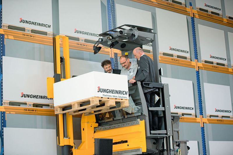 Jungheinrich lud 40 Gäste zum Infotag nach Hirschthal ein. Diskutiert wurde der Wandel in der Logistik. (Jungheinrich)