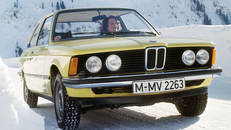 Zu Beginn gab es den E21 mit drei Vierzylinder-Motoren: 1,6 l / 90 PS (BMW 316), 1,8 l / 98 PS (BMW 318), 2,0 l / 109 PS (BMW 320). Alle Motoren entstammen der BMW-intern M10 genannten Motorenfamilie. Die Gemischaufbereitung erfolgte mit einem Solex-Registervergaser 32/32 DIDTA mit Startautomatik. Mit ein paar Monaten Zeitverzögerung kam der 320i auf den Markt. Dank Abstimmung auf Superbenzin und Gemischaufbereitung mit einer Bosch K-Jetronic kam der 2-Liter-M10 im 320i auf 125 PS. 1977 wurden dann die Motoren der Modelle 320 und 320i durch neu entwickelte Reihensechszylindermotoren der Baureihe M60 (später M20 genannt) ersetzt: Der 320 bekam eine 2,0 l / 122 PS – Doppelvergaserversion, der 323i eine 2,3 l / 143 PS – Variante des M60 spendiert. Kurz vor Produktionsende wurde dann noch der 315 mit 75 PS nachgelegt. (Bild: BMW AG)