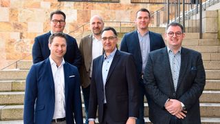 Der Vorstand des neuen Great-Wall-Motor-Partnerverbands: 1. Reihe v.li.: Boris Mommerskamp, Guido Riemann (Vorsitzender), Martin Kloos. 2. Reihe v. li.: Marc Winkelmann, Carsten Seitz (2. Stellvertreter) und Dennis Herzog. Nicht auf dem Foto ist Jan Sperling (1. Stellvertreter). (Bild: Simon – »kfz-betrieb«)